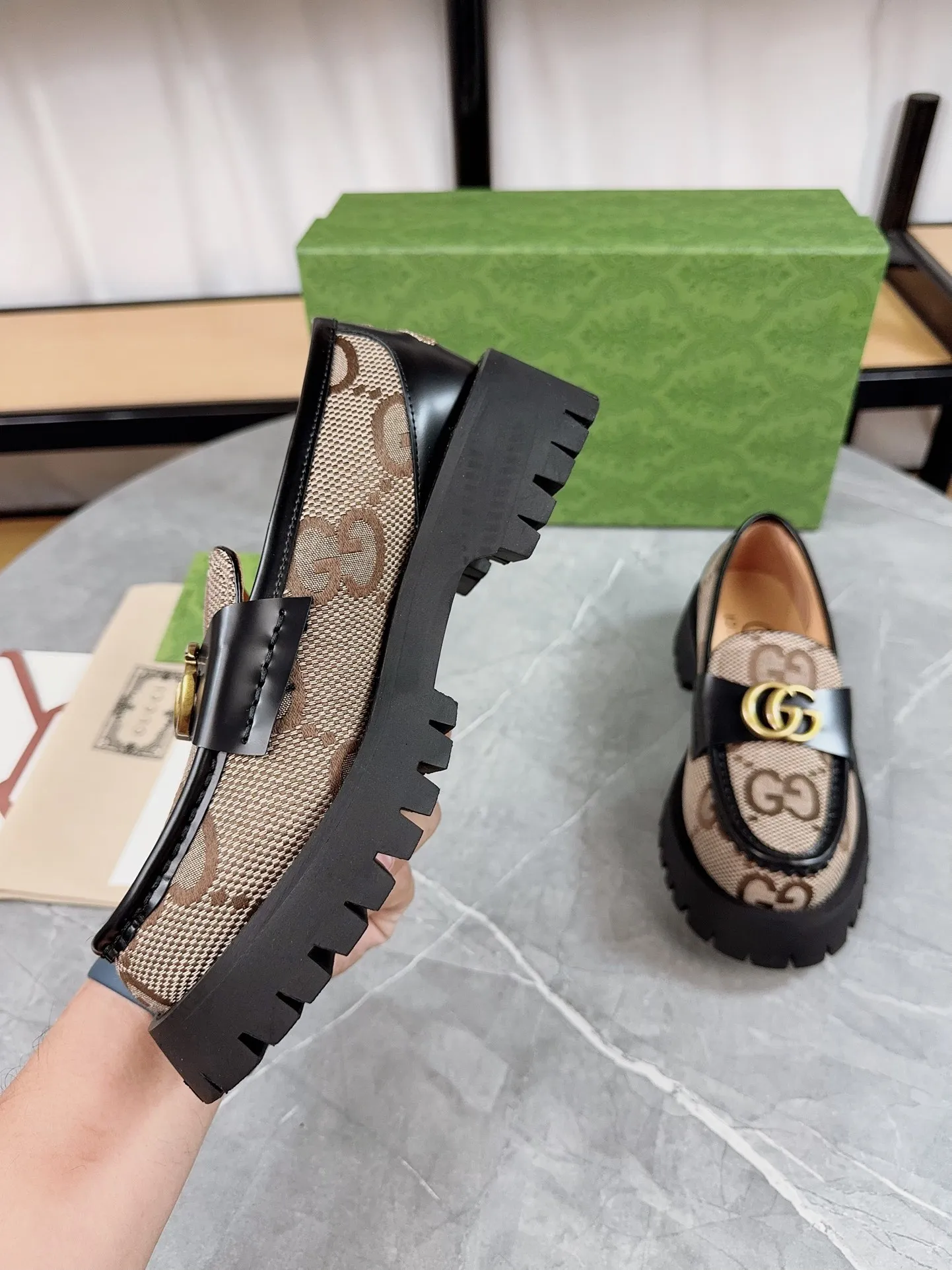 👟👟Ex-factory price 520👟👟Gucci2023 new model, double GG groove thick-soled Loaf platform shoes. The original version is made 1:1. Super beautiful quality, classic model at the counter. ❶Upper: original open edge beaded cowhide ❷Inner lining: water-dyed cowhide ❸Feet: water-dyed cowhide ❹Outsole: ultra-light original sole ❺thick sole heightening: 3.5cn ❻Packing: original packaging ❼Number: 35-42 (41 41 customized, non-returnable) Men's model: 38-46 (45, 46 customized, non-returnable)